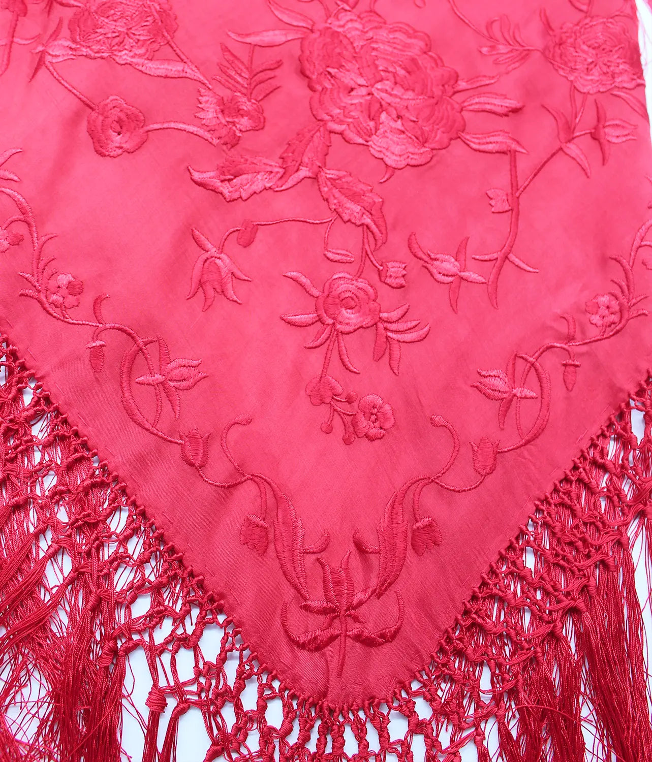 Mantoncillo de flamenca rojo con bordado de flores en rojo. Tejido y flecos de seda.