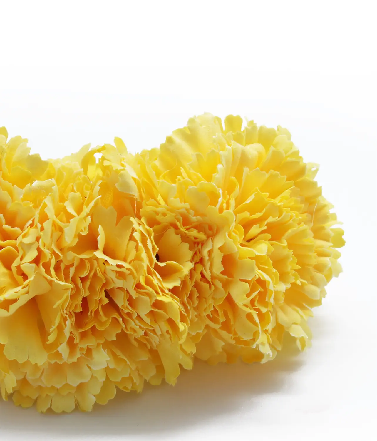 Corona de 5 claveles para vestirse de flamenca en color amarillo. El complemento de flamenca que necesitas.. Detalle