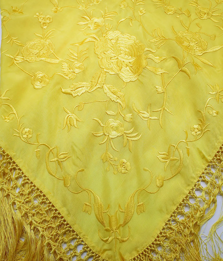 Mantoncillo de flamenca amarillo con bordado de flores en amarillo. Tejido y flecos de seda. 