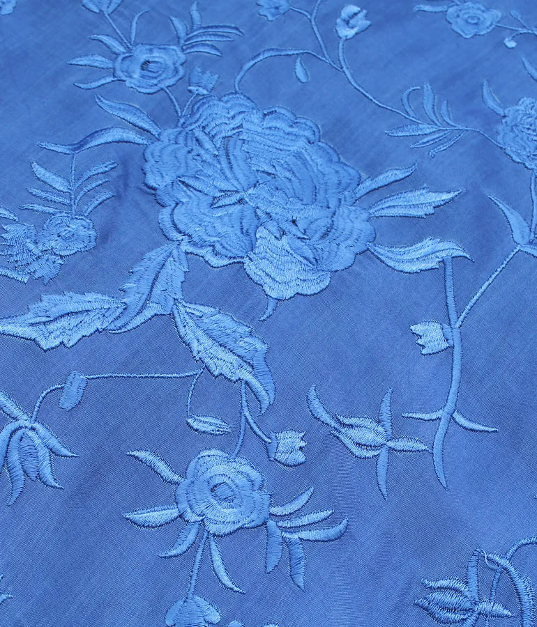 Mantoncillo de flamenca azul con bordado de flores en azul. Tejido y flecos de seda.  Detalle