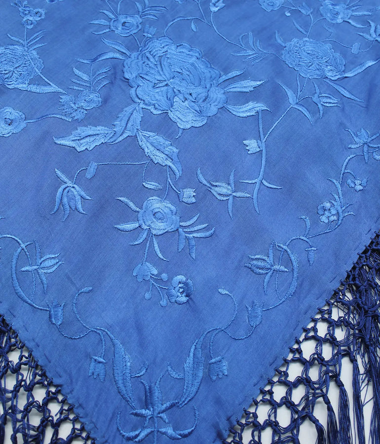 Mantoncillo de flamenca azul con bordado de flores en azul. Tejido y flecos de seda. 