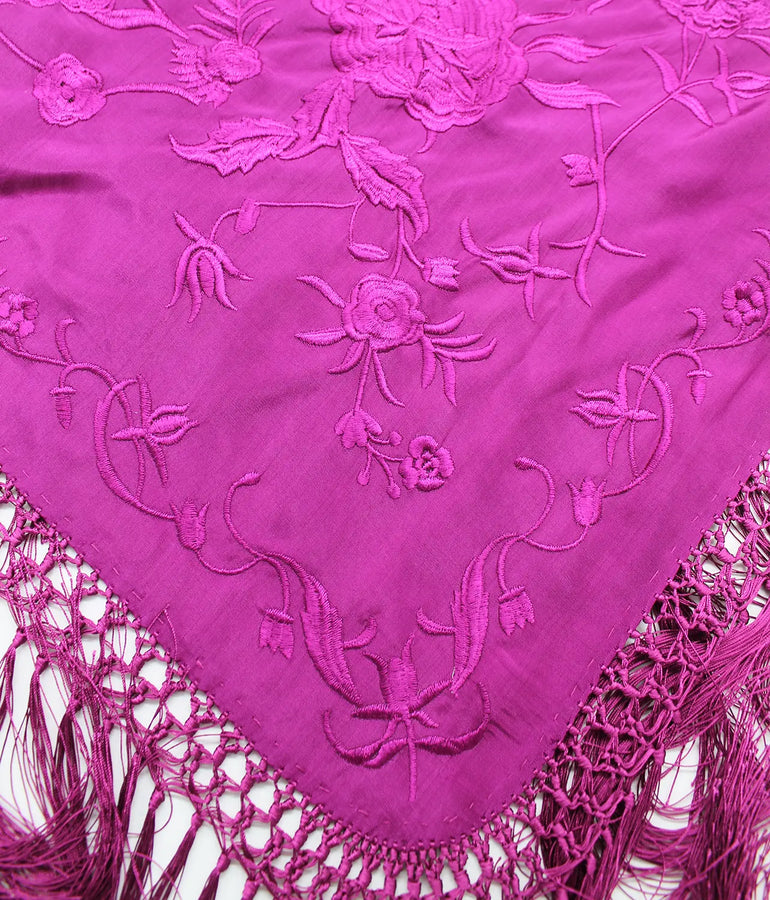 Mantoncillo de flamenca fucsia con bordado de flores en fucsia. Tejido y flecos de seda. 