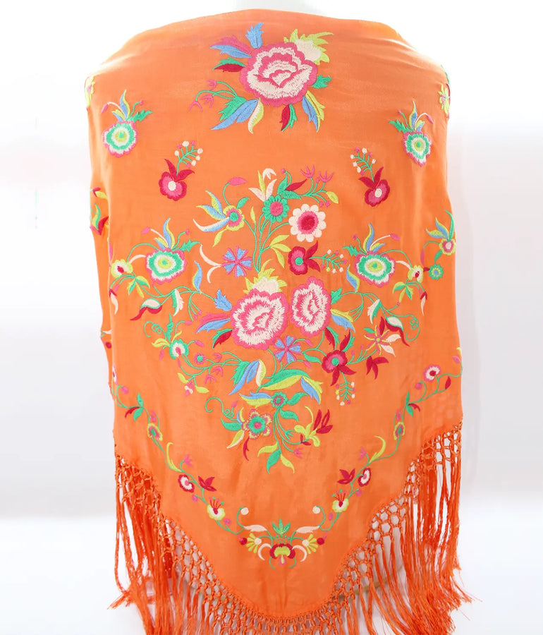 Mantoncillo de flamenca naranja con bordado de flores de colores. Tejido y flecos de seda. 