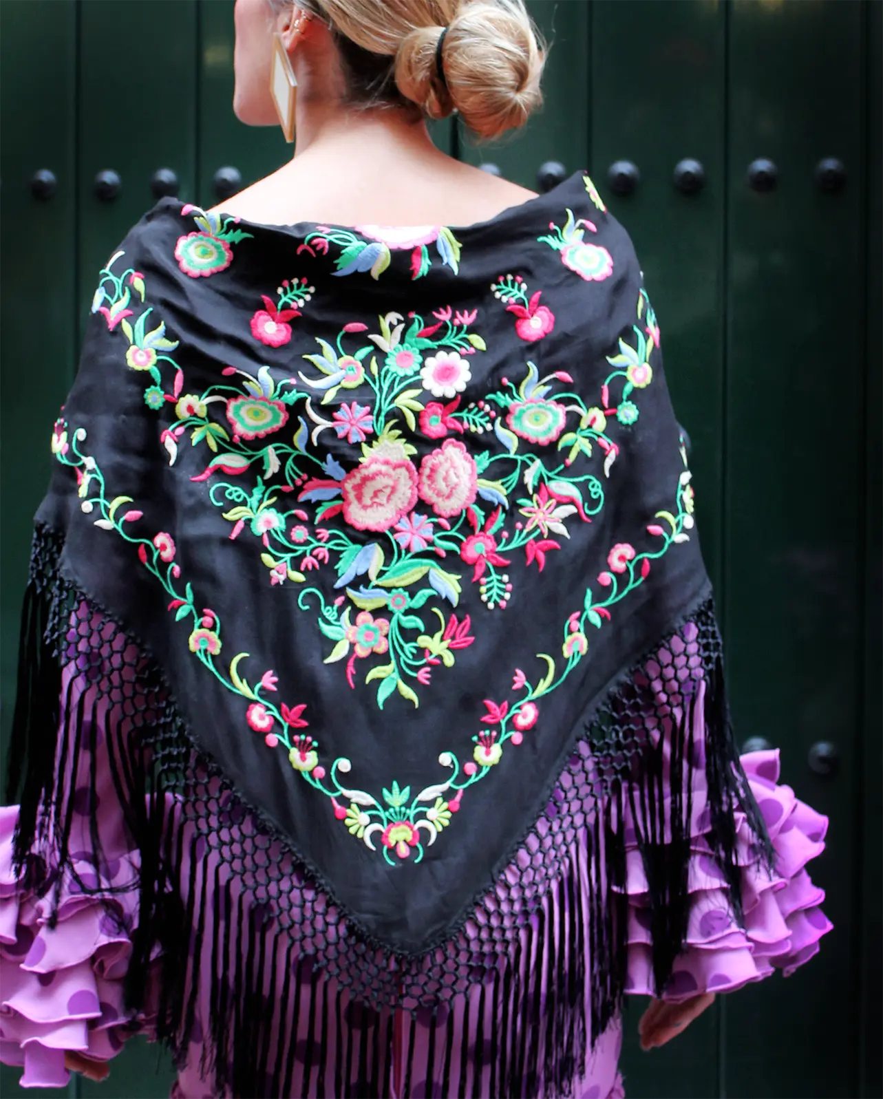 Mantoncillo de flamenca negro con bordado de flores de colores. Tejido y flecos de seda. 