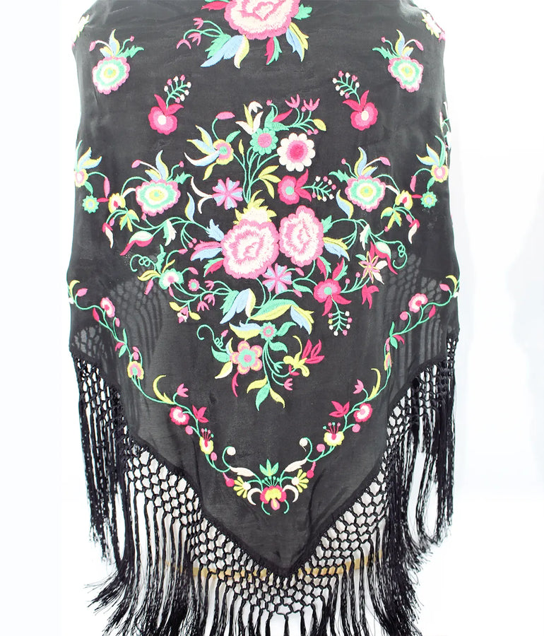 Mantón de flamenca negro con bordado de flores de colores. Tejido y flecos de seda.