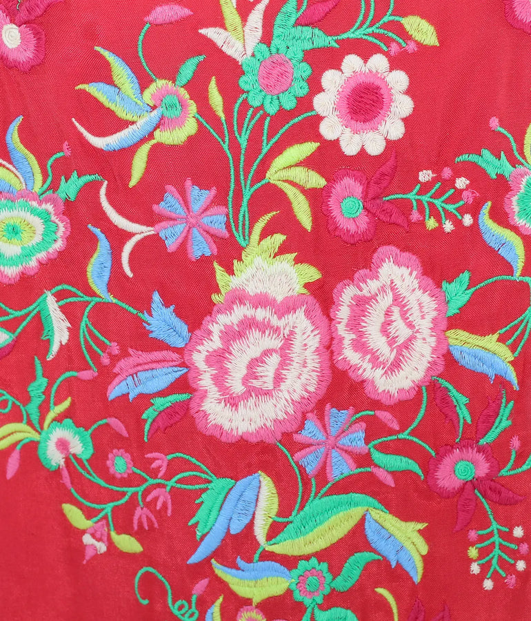 Mantón de flamenca rojo con bordado de flores de colores. Tejido y flecos de seda. Detalle