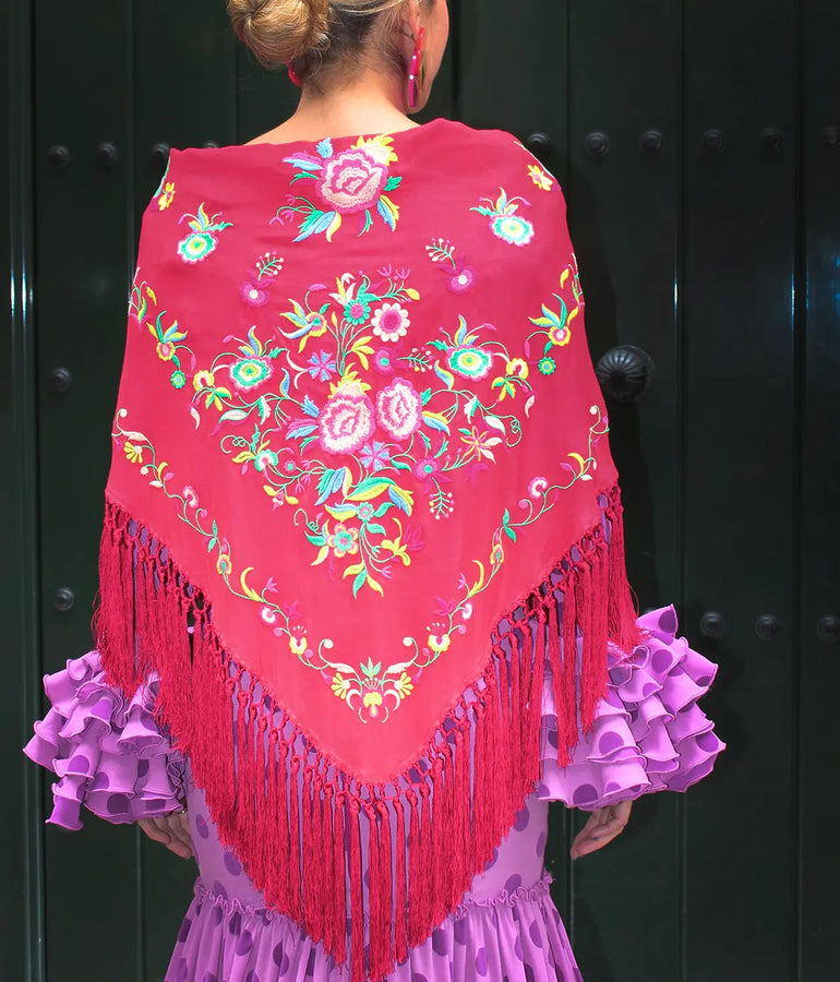 Mantoncillo de flamenca rojo con bordado de flores de colores. Tejido y flecos de seda. Espalda
