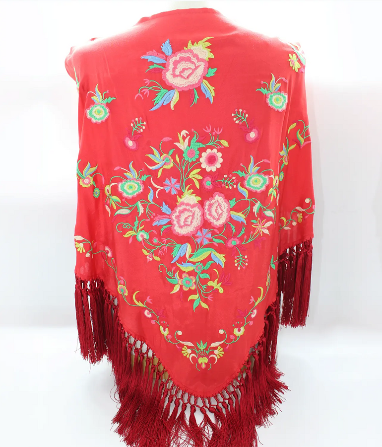 Mantoncillo de flamenca rojo con bordado de flores de colores. Tejido y flecos de seda.