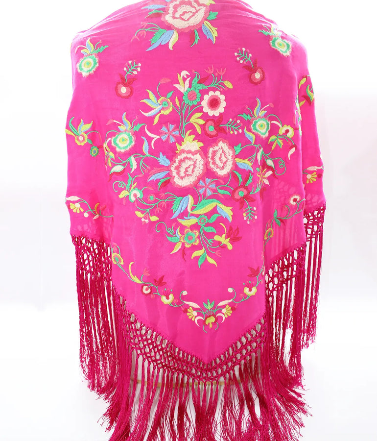 Mantoncillo de flamenca fucsia con bordado de flores de colores. Tejido y flecos de seda.