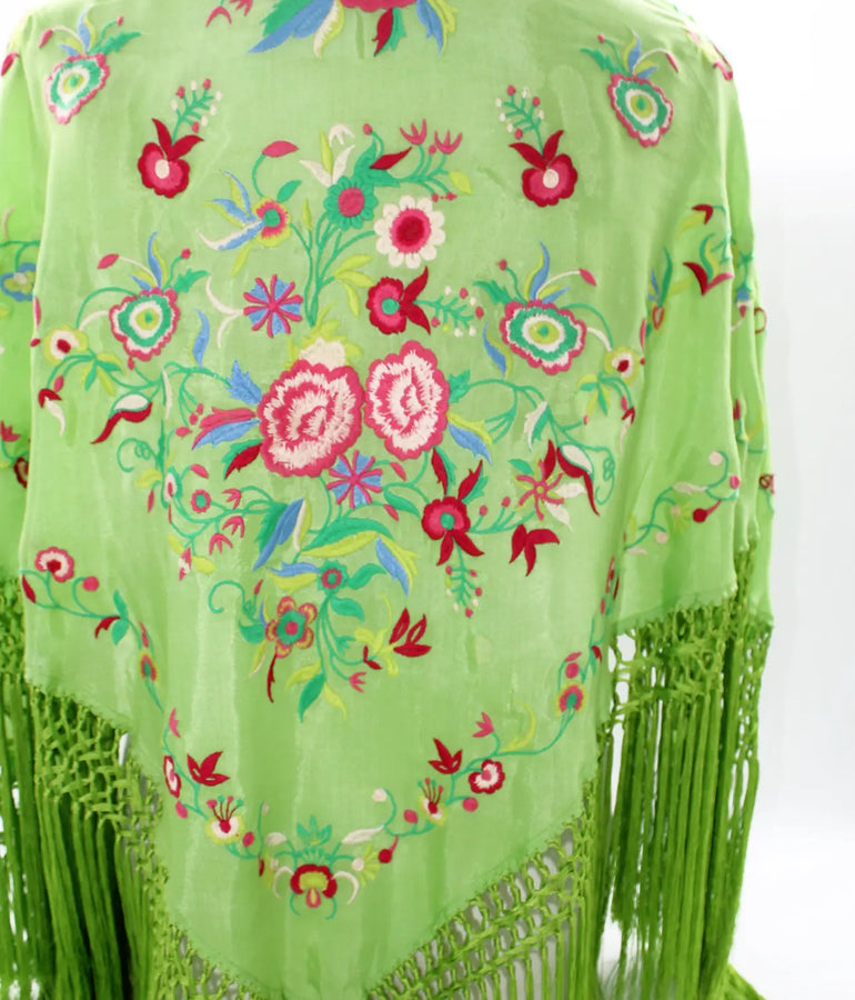 Mantoncillo de flamenca verde con bordado de flores de colores. Tejido y flecos de seda.