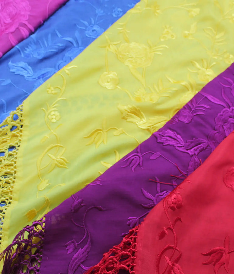 Mantoncillo de flamenca varios colores con bordado de flores. Tejido y flecos de seda.